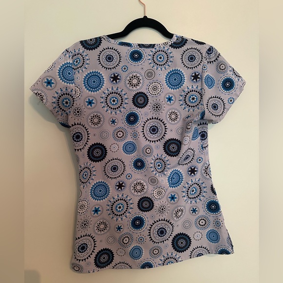 BLUE CIRCLE SCRUB TOP - Picture 2 of 2